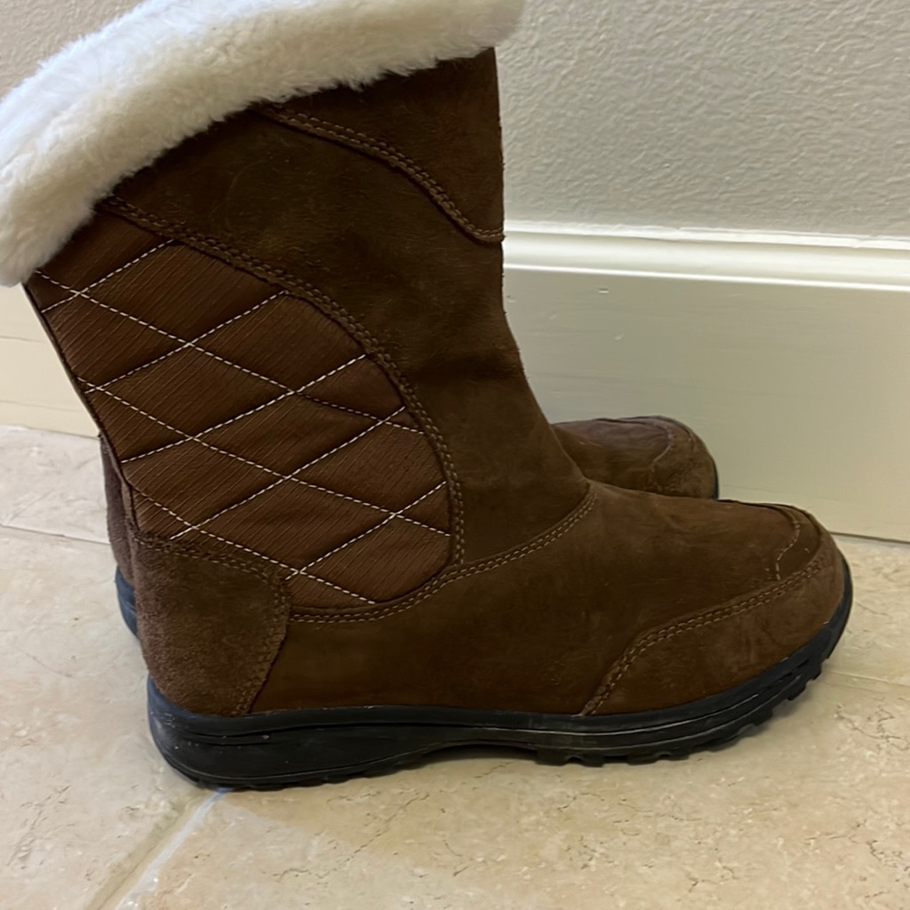 Columbia Snow Boots Women’s Size 8, Pre Loved Excellent Condition.